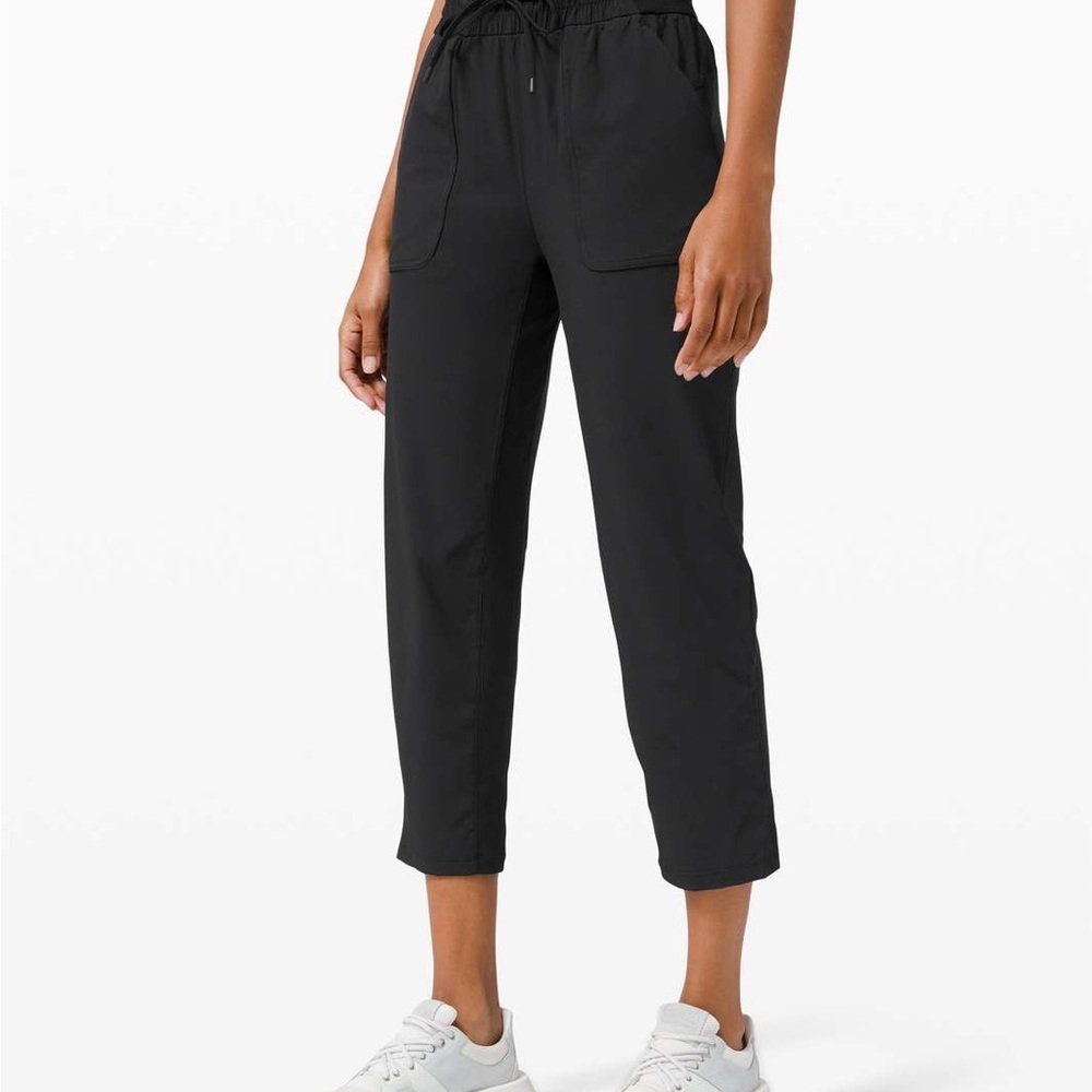 lululemon athletica Black joggers Pants size 4 activewear drawstring cropped